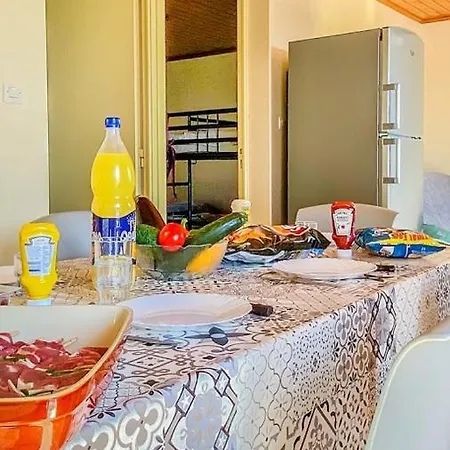 مكان تخييم Village De Cromenach Ambon
